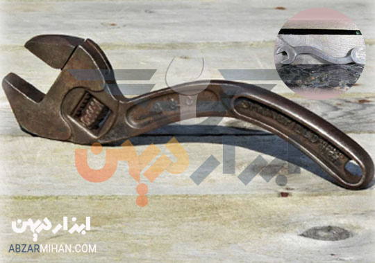 یکی از انواع آچار فرانسه ، آچار فرانسه منحنی است که برای فضاهای غیر قابل دسترس استفاده می شود